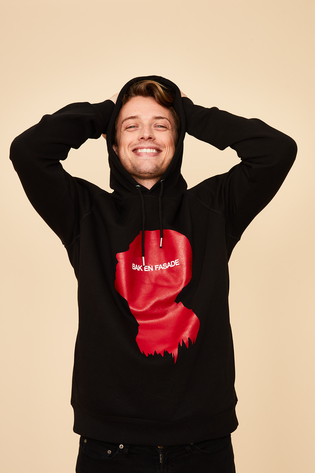 BAK EN FASADE HETTEGENSER